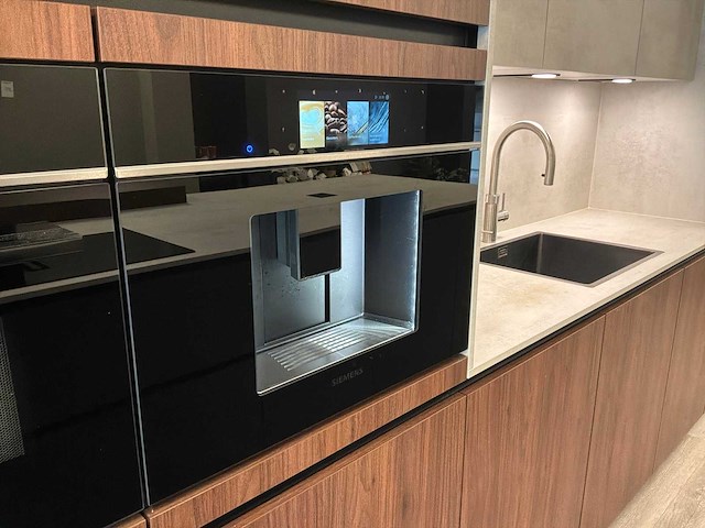 Eilandkeuken met inbouwapparatuur - afbeelding 10 van  41