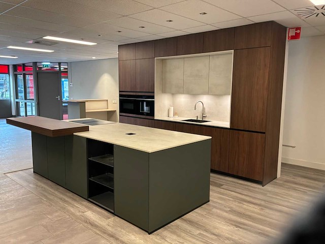 Eilandkeuken met inbouwapparatuur - afbeelding 1 van  41