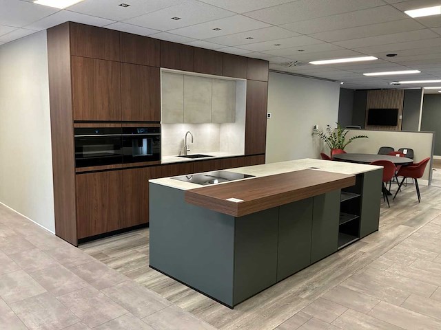 Eilandkeuken met inbouwapparatuur - afbeelding 12 van  41