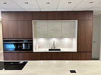 Eilandkeuken met inbouwapparatuur - afbeelding 25 van  41