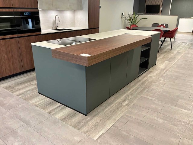 Eilandkeuken met inbouwapparatuur - afbeelding 29 van  41