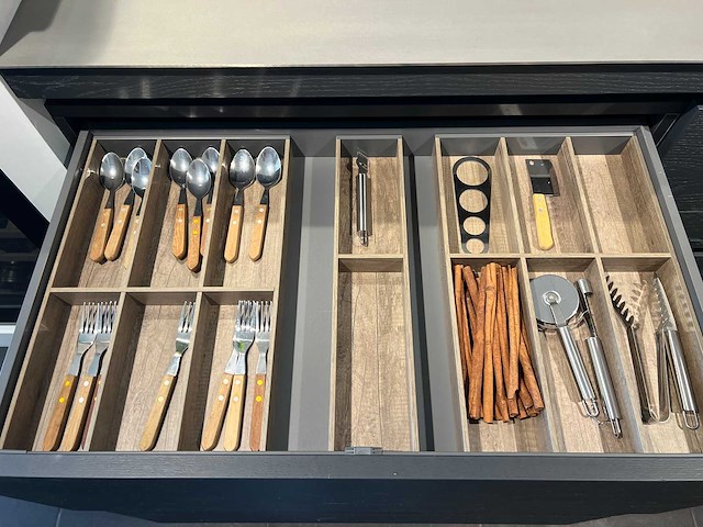 Eilandkeuken met vaste eethoek en kastenwand (c) - afbeelding 2 van  22