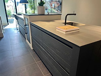 Eilandkeuken met vaste eethoek en kastenwand (c) - afbeelding 3 van  17