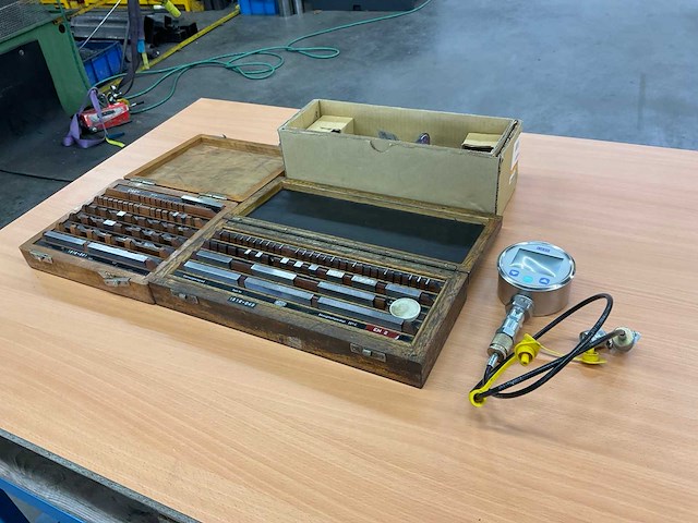 Eindmaten set (2x) + hydr. gereedschap - afbeelding 1 van  7