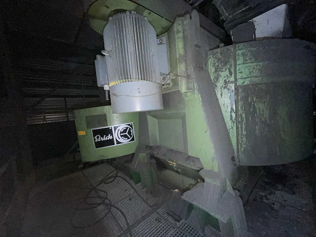 Eirich vormzandmachine en zandopslag - afbeelding 20 van  29