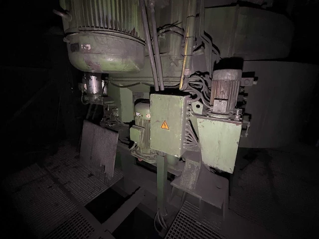 Eirich vormzandmachine en zandopslag - afbeelding 24 van  29