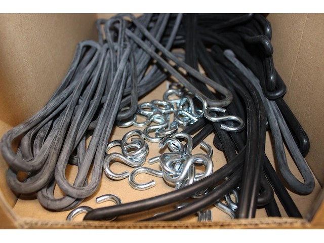 Elastieken met haken in doos. - afbeelding 2 van  2