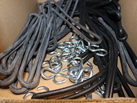 Elastieken met haken in doos. - afbeelding 2 van  2