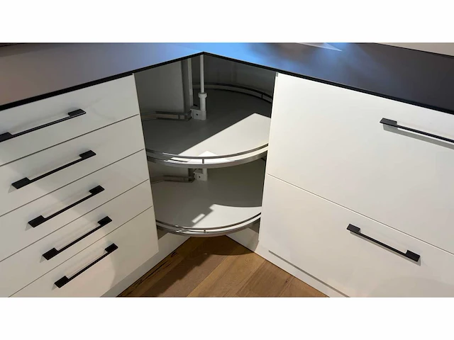 Elba briljant wit glans briljant wit - showroom keuken - afbeelding 2 van  15