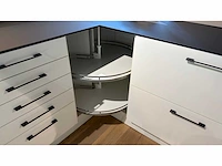 Elba briljant wit glans briljant wit - showroom keuken - afbeelding 2 van  15