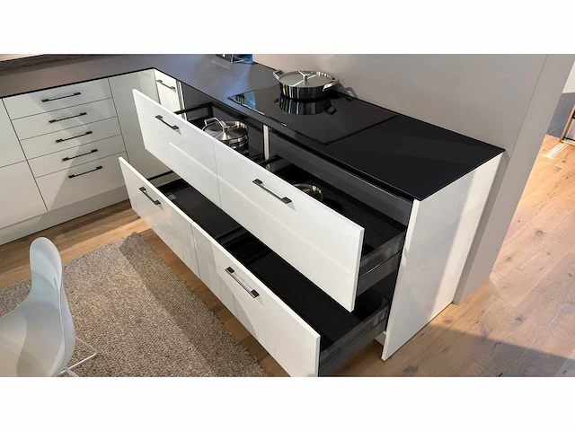 Elba briljant wit glans briljant wit - showroom keuken - afbeelding 3 van  15