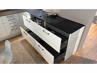 Elba briljant wit glans briljant wit - showroom keuken - afbeelding 3 van  15