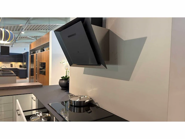 Elba briljant wit glans briljant wit - showroom keuken - afbeelding 4 van  15