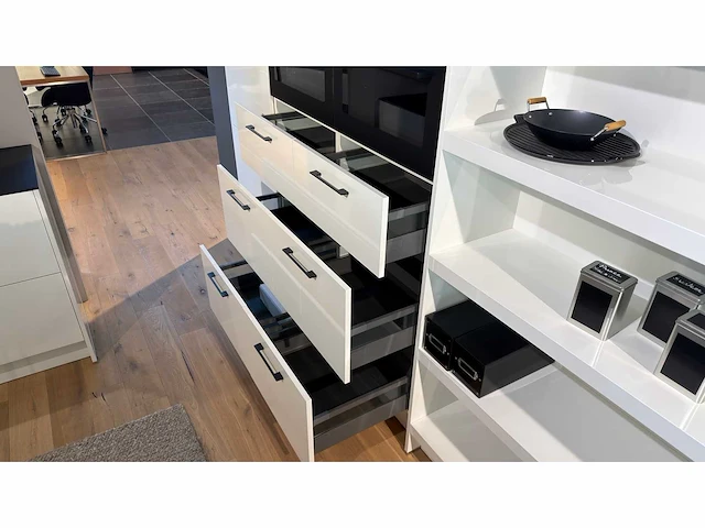 Elba briljant wit glans briljant wit - showroom keuken - afbeelding 6 van  15