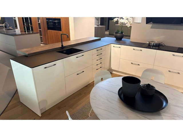 Elba briljant wit glans briljant wit - showroom keuken - afbeelding 8 van  15