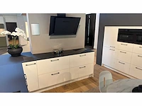 Elba briljant wit glans briljant wit - showroom keuken - afbeelding 9 van  15