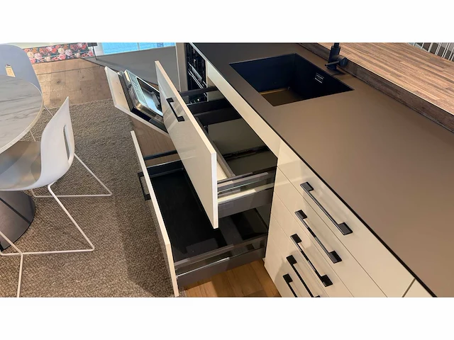 Elba briljant wit glans briljant wit - showroom keuken - afbeelding 12 van  15