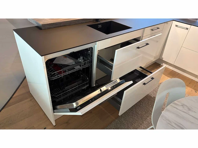 Elba briljant wit glans briljant wit - showroom keuken - afbeelding 13 van  15