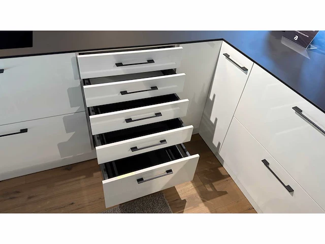 Elba briljant wit glans briljant wit - showroom keuken - afbeelding 15 van  15