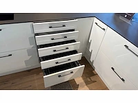 Elba briljant wit glans briljant wit - showroom keuken - afbeelding 15 van  15