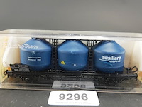 Electotrengoederenwagon met drie blauwe silo's - afbeelding 2 van  3