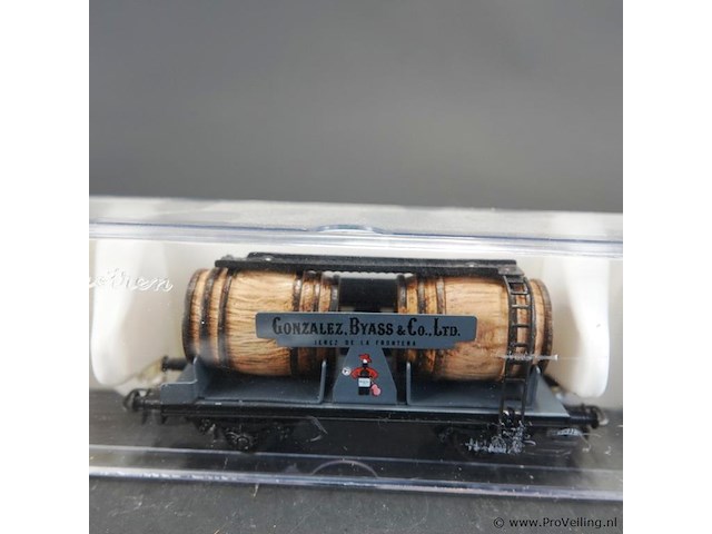 Electotrengoederenwagon met wijnvaten (tonnen) met belettering "gonzález, byass & co. ltd. jerez de de frontera" - afbeelding 2 van  3