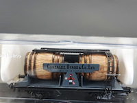 Electotrengoederenwagon met wijnvaten (tonnen) met belettering "gonzález, byass & co. ltd. jerez de de frontera" - afbeelding 2 van  3