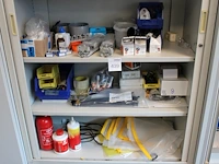 Electra gerelateerde producten op drie schappen, w.o. kabelschoenen, ty-raps, slotjes, bitjes enz.