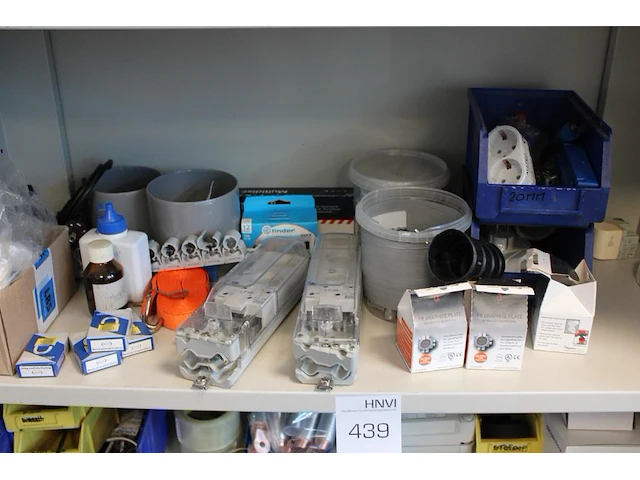 Electra gerelateerde producten op drie schappen, w.o. kabelschoenen, ty-raps, slotjes, bitjes enz. - afbeelding 2 van  6