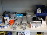 Electra gerelateerde producten op drie schappen, w.o. kabelschoenen, ty-raps, slotjes, bitjes enz. - afbeelding 2 van  6
