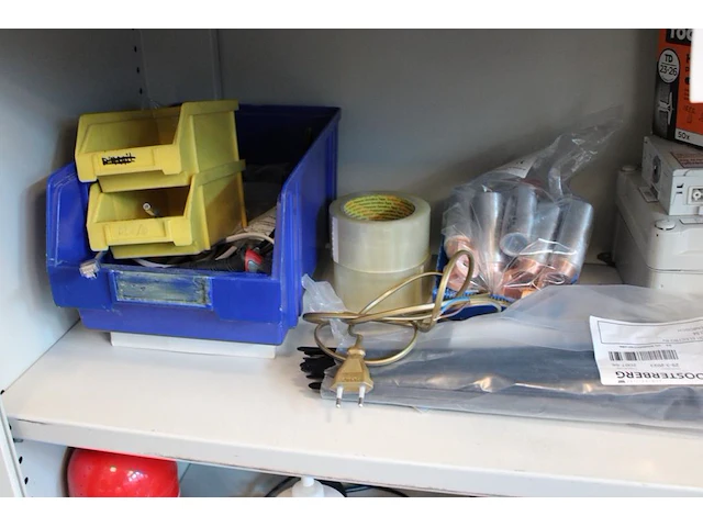 Electra gerelateerde producten op drie schappen, w.o. kabelschoenen, ty-raps, slotjes, bitjes enz. - afbeelding 3 van  6