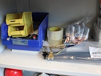 Electra gerelateerde producten op drie schappen, w.o. kabelschoenen, ty-raps, slotjes, bitjes enz. - afbeelding 3 van  6