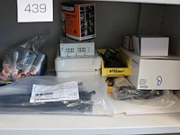 Electra gerelateerde producten op drie schappen, w.o. kabelschoenen, ty-raps, slotjes, bitjes enz. - afbeelding 4 van  6