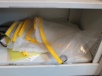 Electra gerelateerde producten op drie schappen, w.o. kabelschoenen, ty-raps, slotjes, bitjes enz. - afbeelding 5 van  6