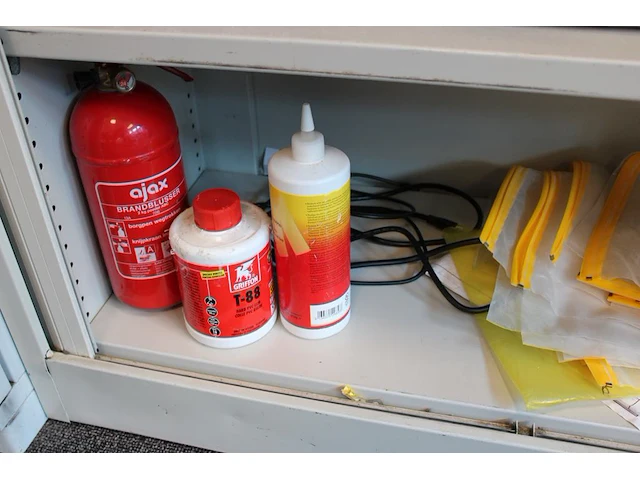 Electra gerelateerde producten op drie schappen, w.o. kabelschoenen, ty-raps, slotjes, bitjes enz. - afbeelding 6 van  6