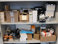 Electra gerelateerde producten op twee schappen, w.o. batterijen, accu's, powersupply's, sensoren, automate...