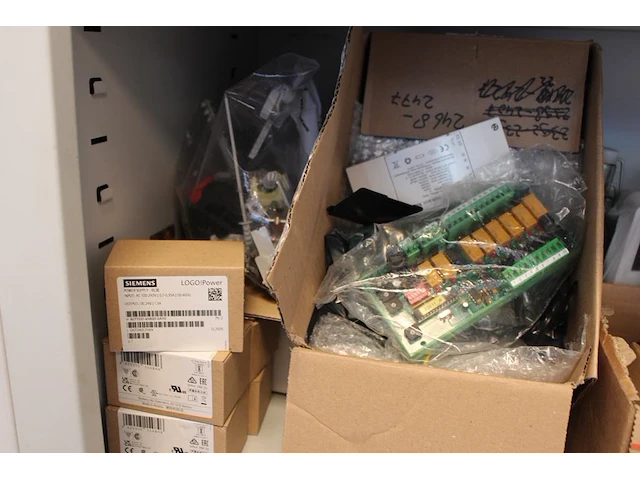 Electra gerelateerde producten op twee schappen, w.o. batterijen, accu's, powersupply's, sensoren, automate... - afbeelding 2 van  6
