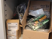 Electra gerelateerde producten op twee schappen, w.o. batterijen, accu's, powersupply's, sensoren, automate... - afbeelding 2 van  6