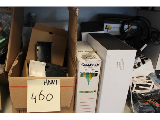 Electra gerelateerde producten op twee schappen, w.o. batterijen, accu's, powersupply's, sensoren, automate... - afbeelding 3 van  6