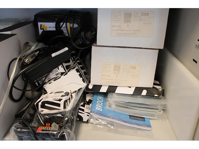 Electra gerelateerde producten op twee schappen, w.o. batterijen, accu's, powersupply's, sensoren, automate... - afbeelding 4 van  6