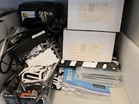Electra gerelateerde producten op twee schappen, w.o. batterijen, accu's, powersupply's, sensoren, automate... - afbeelding 4 van  6