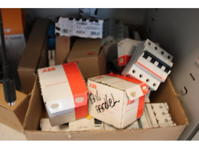 Electra gerelateerde producten op twee schappen, w.o. batterijen, accu's, powersupply's, sensoren, automate... - afbeelding 5 van  6