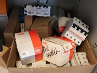 Electra gerelateerde producten op twee schappen, w.o. batterijen, accu's, powersupply's, sensoren, automate... - afbeelding 5 van  6