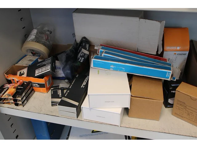 Electra gerelateerde producten op twee schappen, w.o. batterijen, accu's, powersupply's, sensoren, automate... - afbeelding 6 van  6