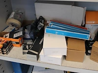 Electra gerelateerde producten op twee schappen, w.o. batterijen, accu's, powersupply's, sensoren, automate... - afbeelding 6 van  6