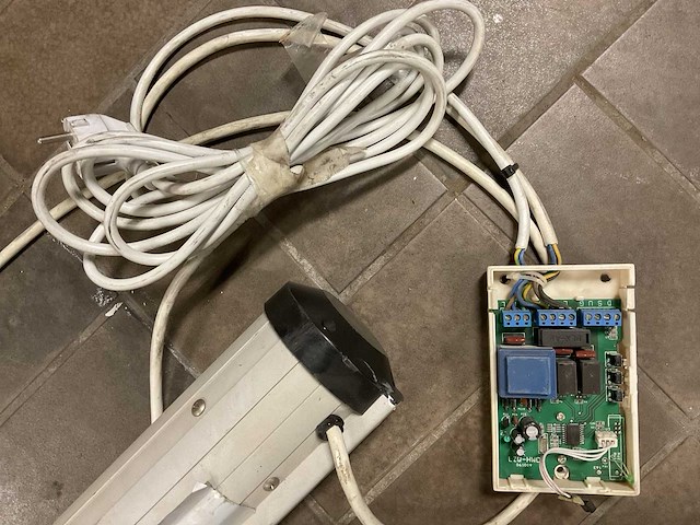 Electrisch projectiescherm - afbeelding 3 van  5