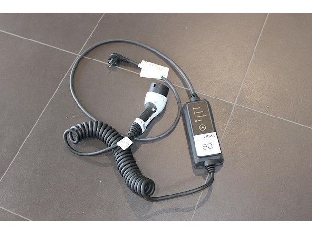 Electrische autolader mercedes benz met 240 volt voeding en type 2 laadkabel. - afbeelding 1 van  2