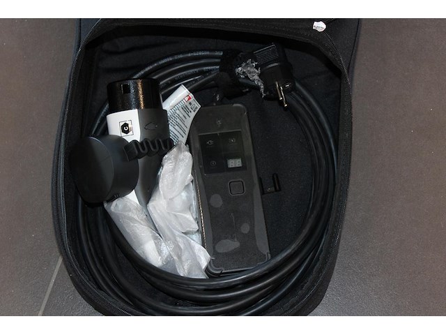 Electrische autolader nn met 240 volt voeding en type 2 laadkabel. - afbeelding 1 van  2