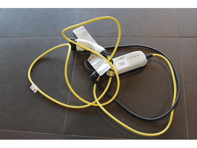 Electrische autolader nn met 240 volt voeding en type 2 laadkabel. - afbeelding 1 van  2