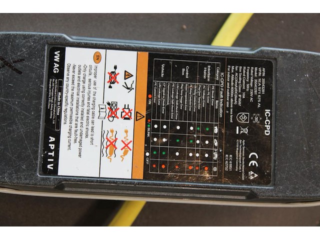 Electrische autolader nn met 240 volt voeding en type 2 laadkabel. - afbeelding 2 van  2